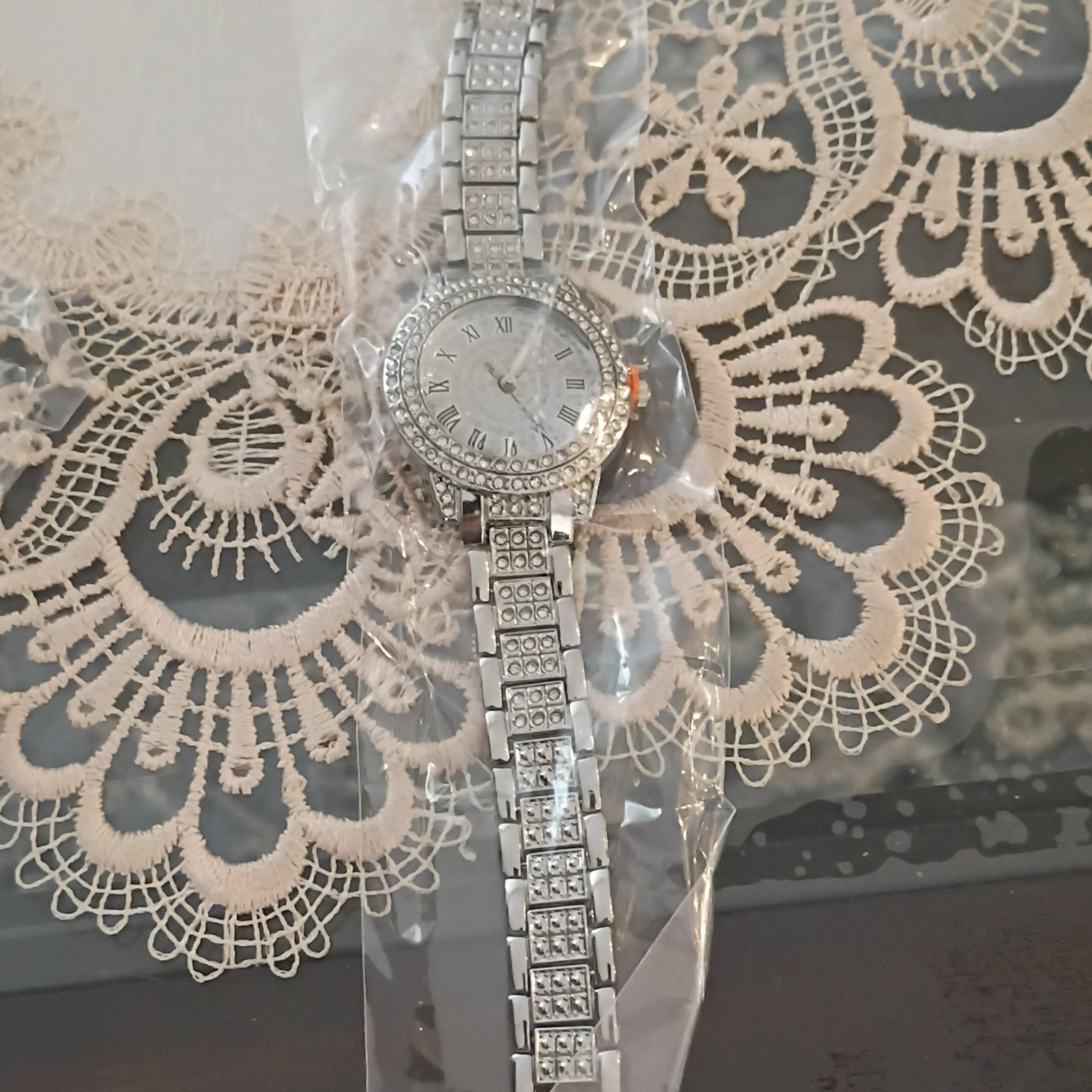 Women’s Silver Tone Quartz Analog Watch Metal Bracelet Rhinestone Bezel Roman
