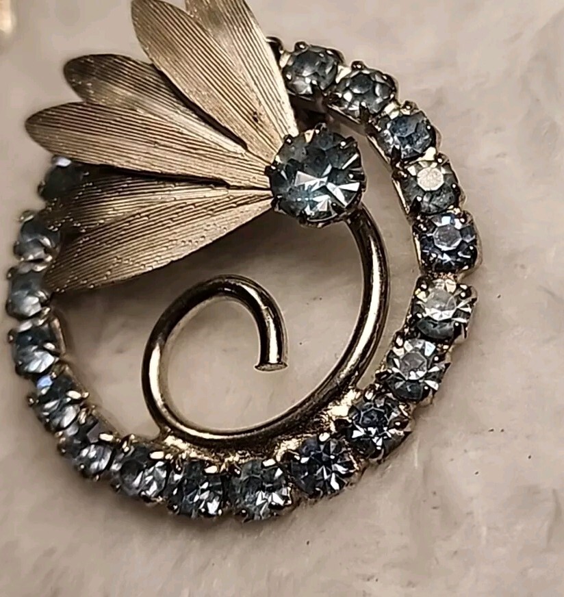 Vintage Lt Blue Prong Set Faceted Rhinestone Fan Brooch Estate Find Unsigned