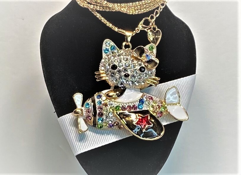 BETSEY JOHNSON PENDANT COME FLY WITH ME CAT N A PLANE WITH A GOLD CHAIN AND TAG