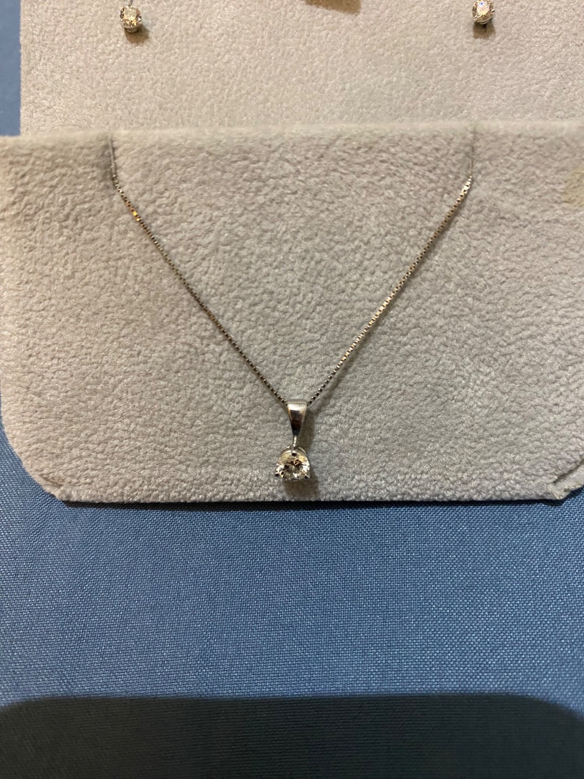 14k white gold diamonds pendant with pendant with matching white gold earrings