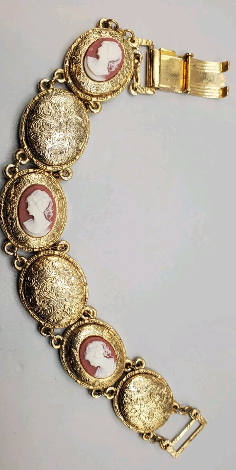 1928 Co. Left Facing Cameo Locket Panel Link Bracelet 7.5″ – Very Good Condition