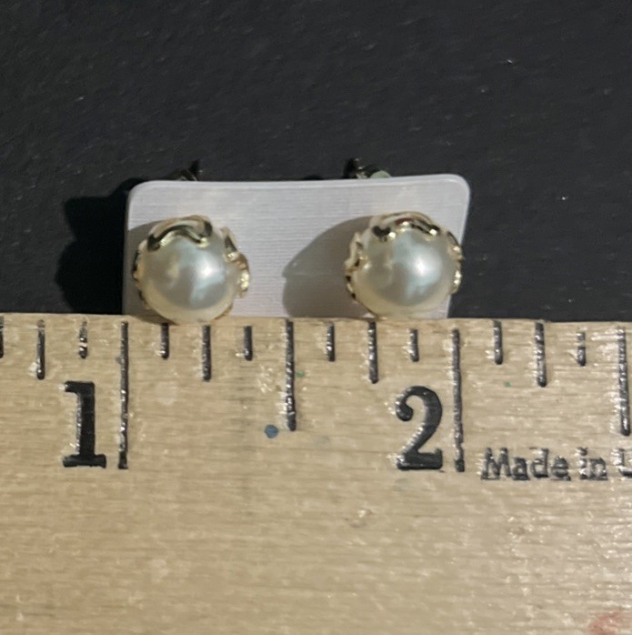 Yellow gold filled synthetic pearl Stud earrings