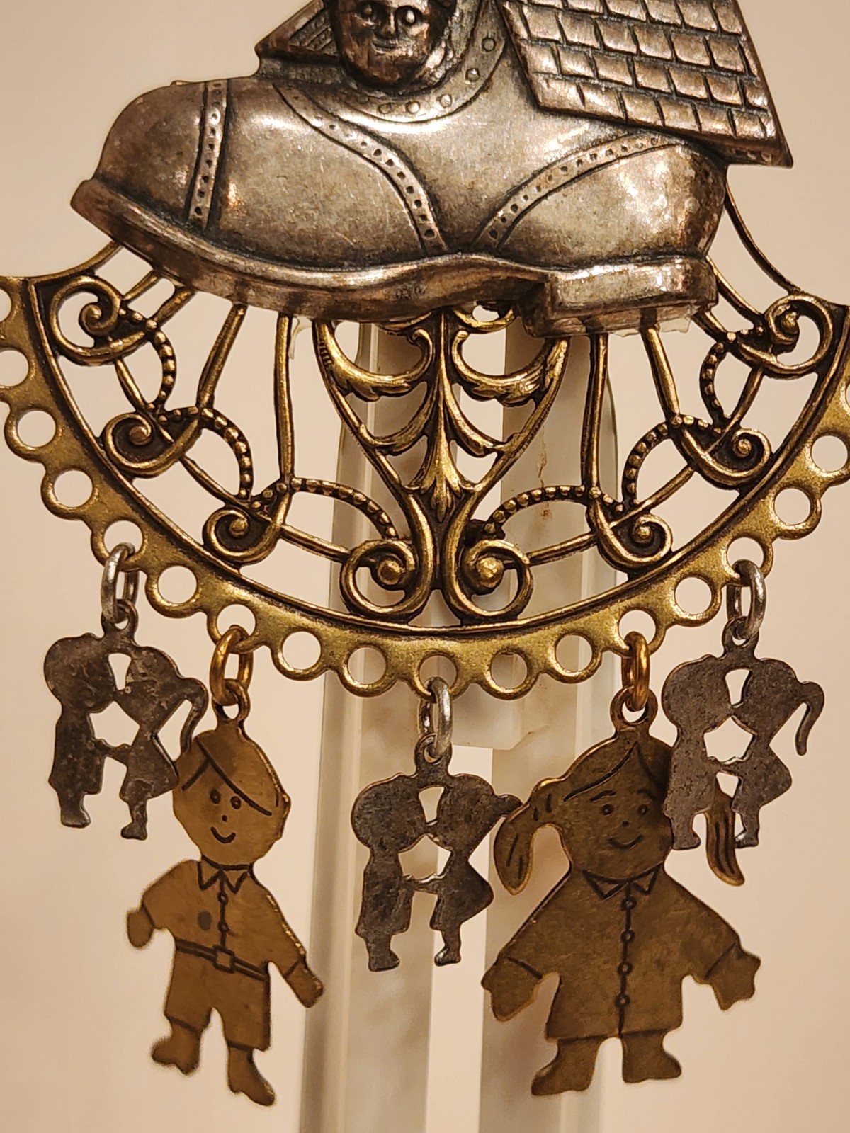 Rare Vintage Old Woman Who Lived in a Shoe Pin Brooch Charms Family