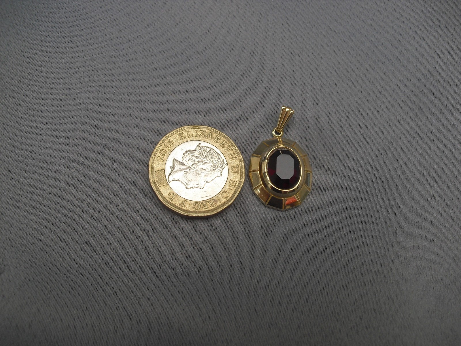 9 carat gold London 1984 hallmark pendant with red stone centre glam 2.31g