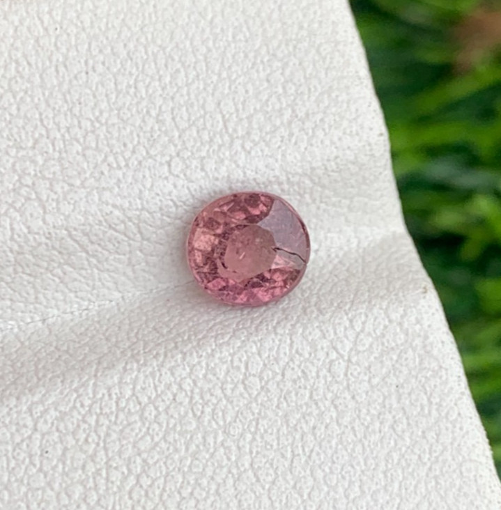 1.28 Carats Natural Peach Pink Sapphire Gemstone with Round Shape from Sri Lanka