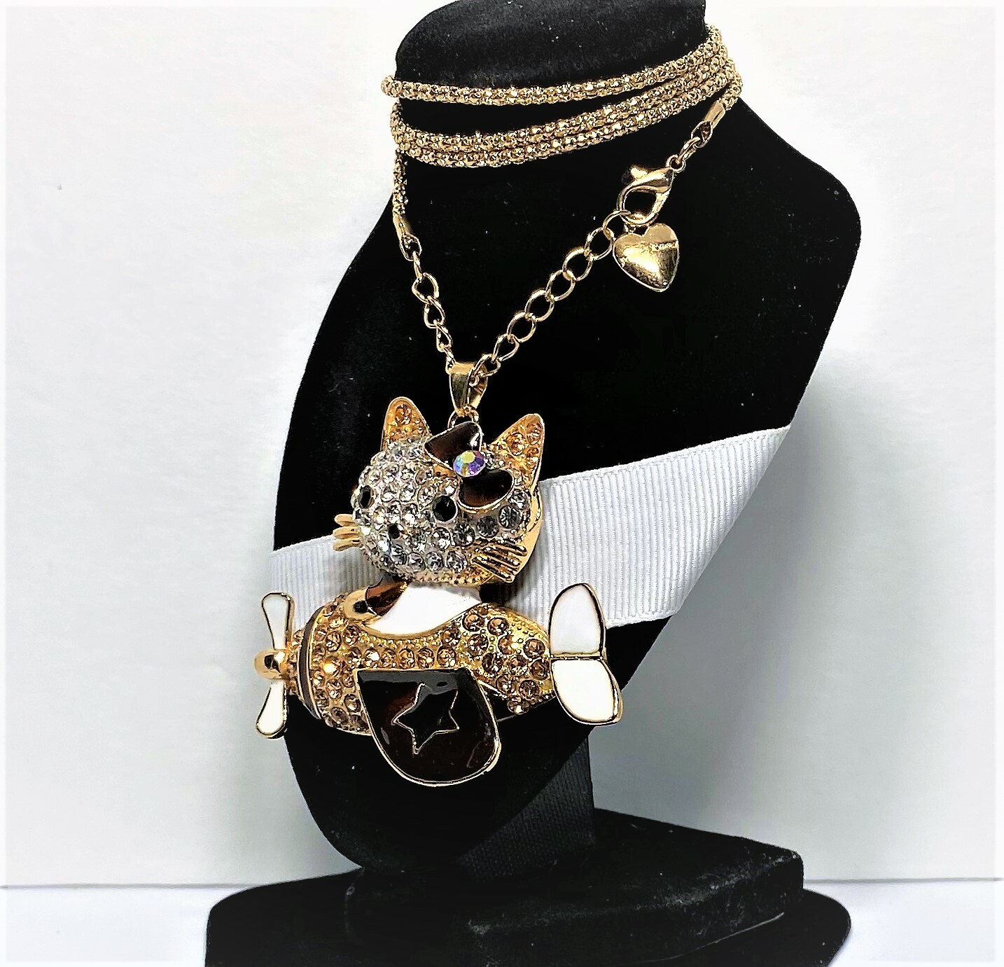 BETSEY JOHNSON PENDANT COME FLY WITH ME CAT N A PLANE WITH A GOLD CHAIN AND TAG