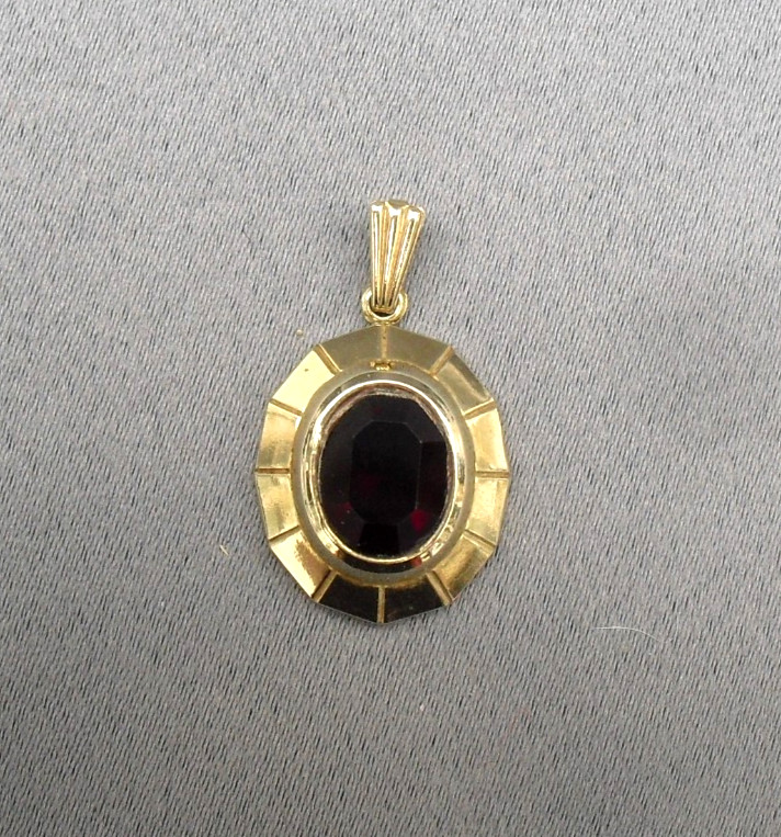 9 carat gold London 1984 hallmark pendant with red stone centre glam 2.31g