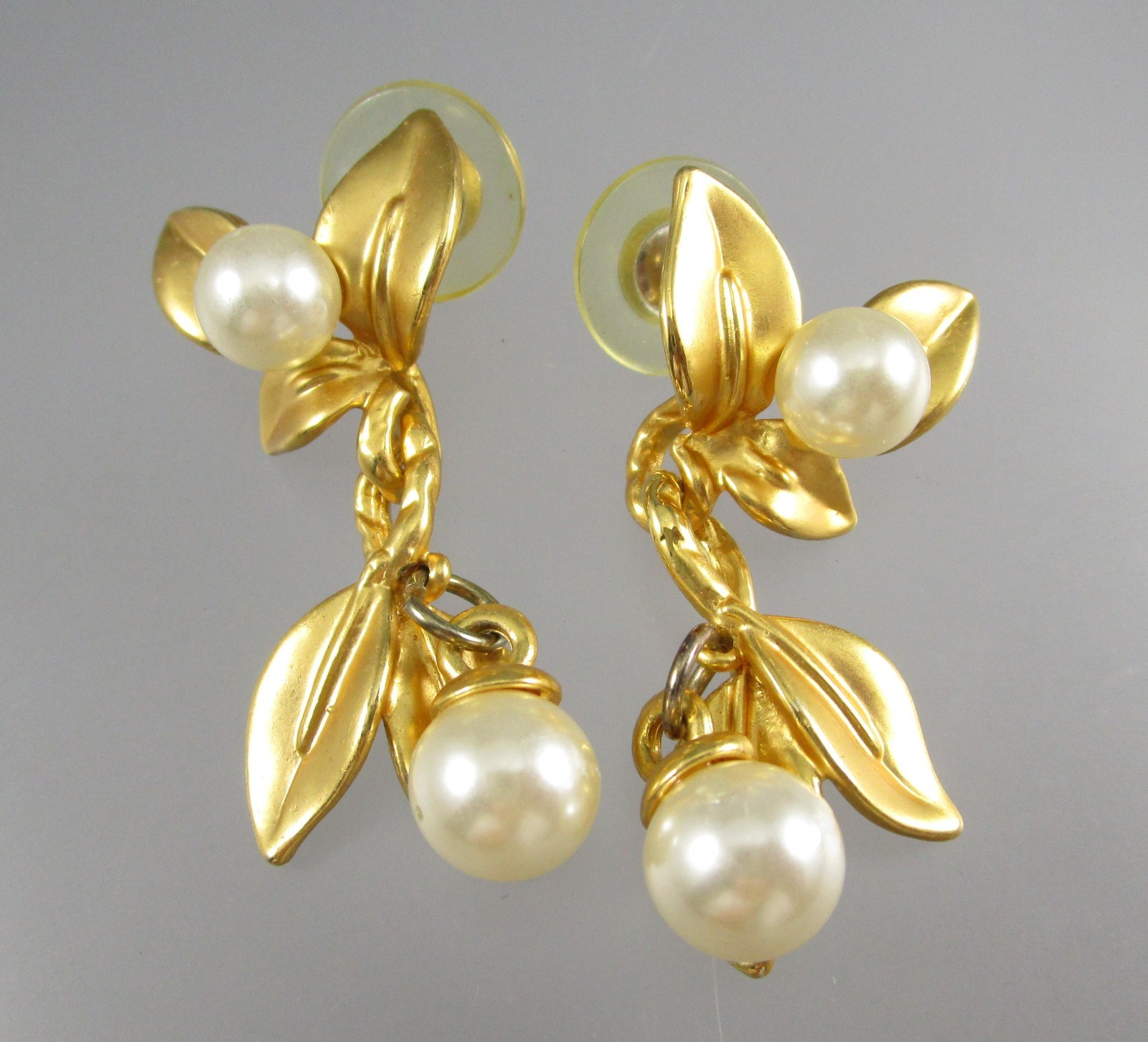 Vtg Satin Matte Brushed Gold tone 1.5″ Leaf Dangle Faux Pearl Post Earrings 190H