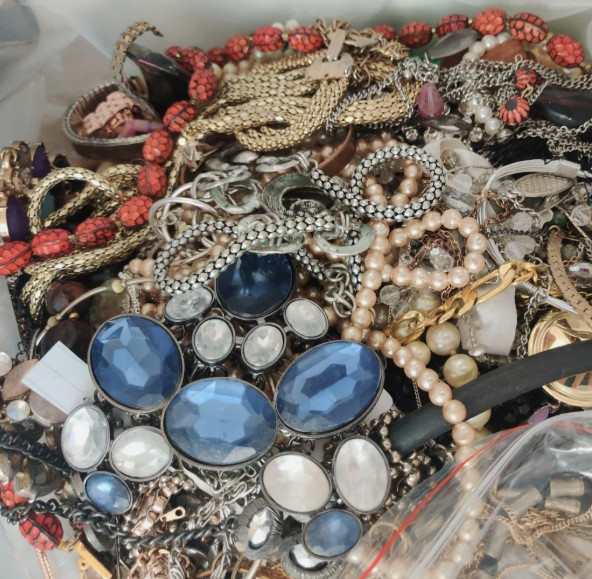 1 kg Mixed Vintage Costume Jewellery Necklaces Bangles Bracelets etc. HAND PICK