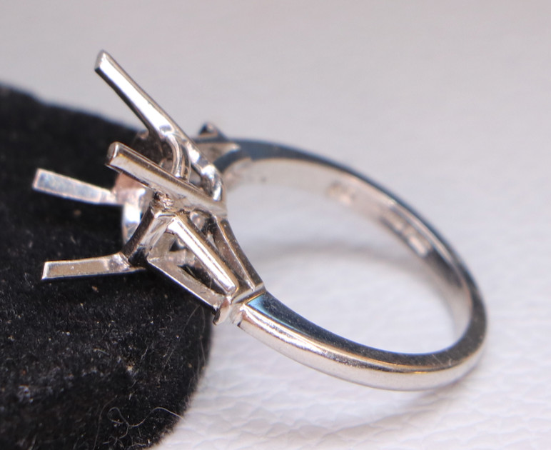 Heavy 5.75g Irid-Platinum Semi-Mount – 8ct Capacity – Tapered Baguette Accents