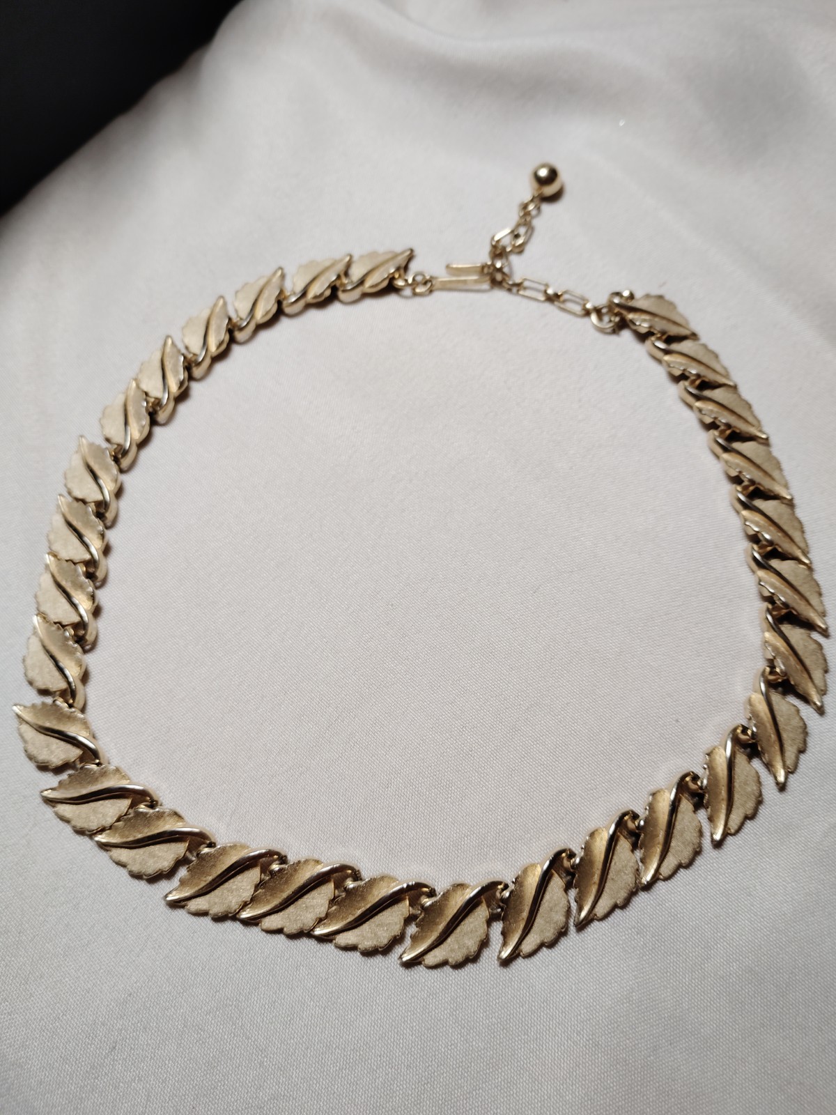 Vintage Signed Trifari Gold Tone Leaf Link Necklace Brushed Satin 16-18″