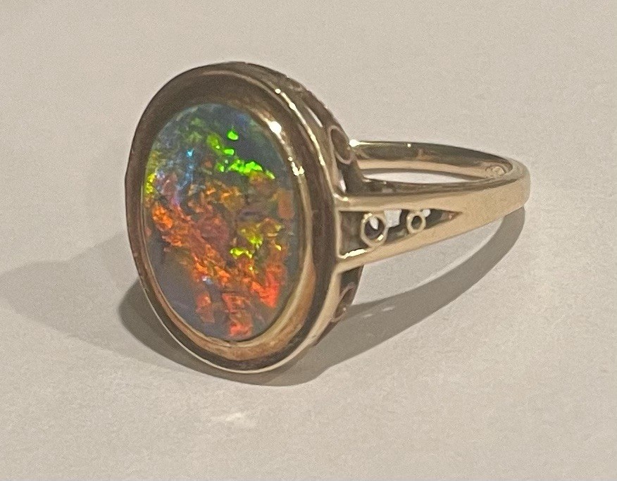 Vintage Opal Blue Green Orange Oval 14K Yellow Gold Bezel Set Ring 4.05 grams