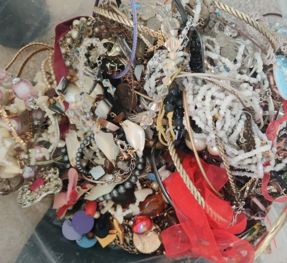 1 kg Mixed Vintage Costume Jewellery Necklaces Bangles Bracelets etc. HAND PICK