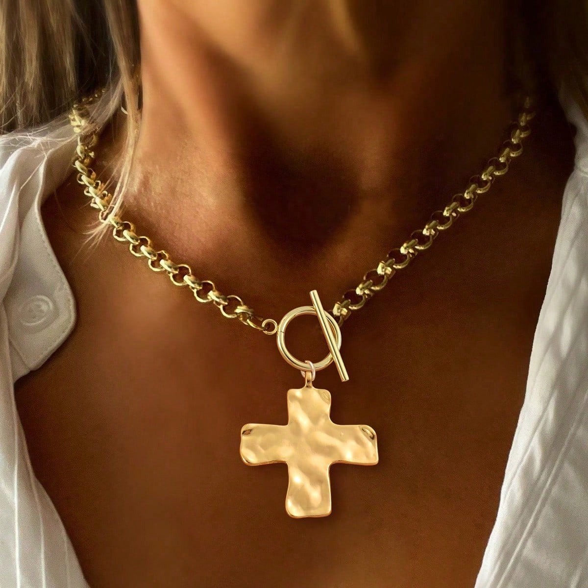 1pc Minimalist Fashionable Gold Hammered Thick Cross Pendant Necklace