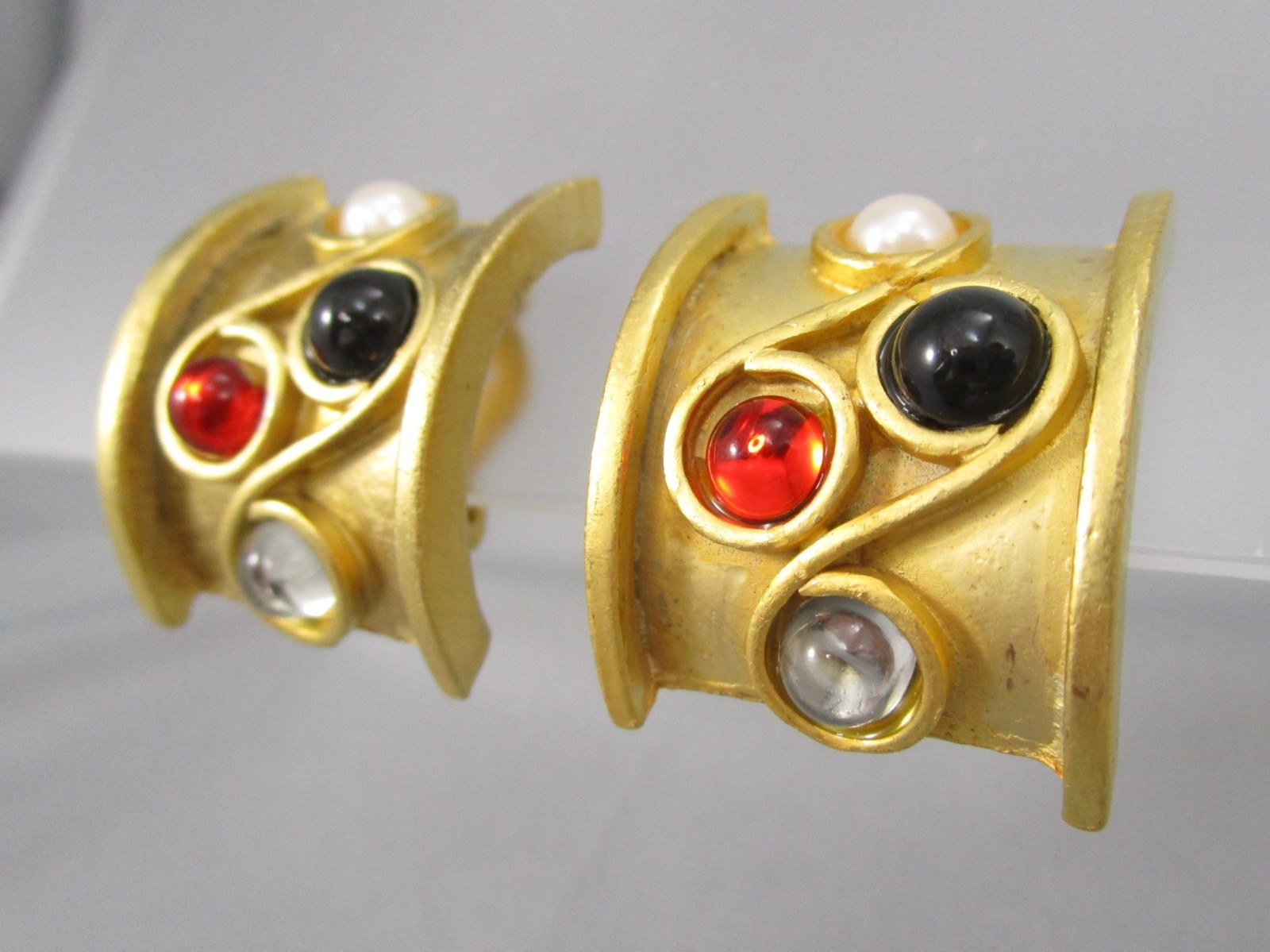 Vtg Matte Satin Brushed Curved Gold Tone Multi Color “GEMS” Clip Earrings 166M