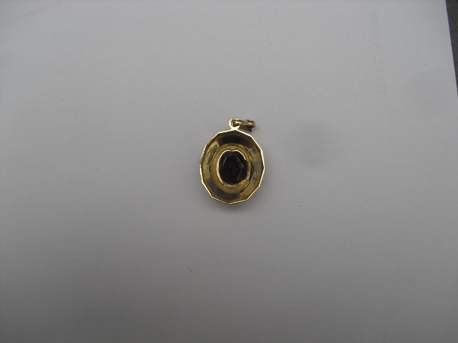 9 carat gold London 1984 hallmark pendant with red stone centre glam 2.31g