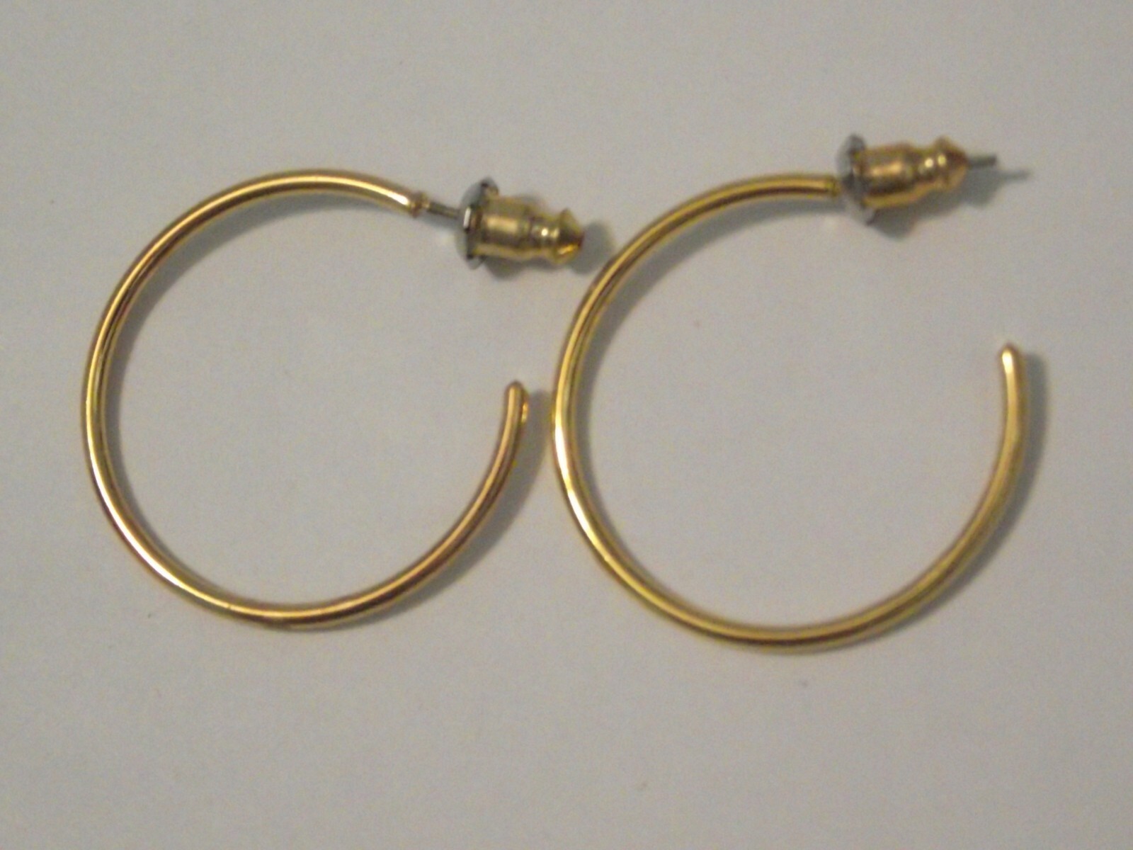 Vtg new old stock 80’s gold tone plain hoop post earrings 1″ x 1mm