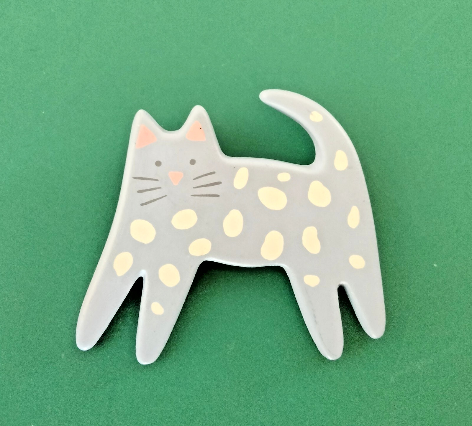 Vintage Ceramic Hallmark CDS Cat Brooch (147 – 2320)
