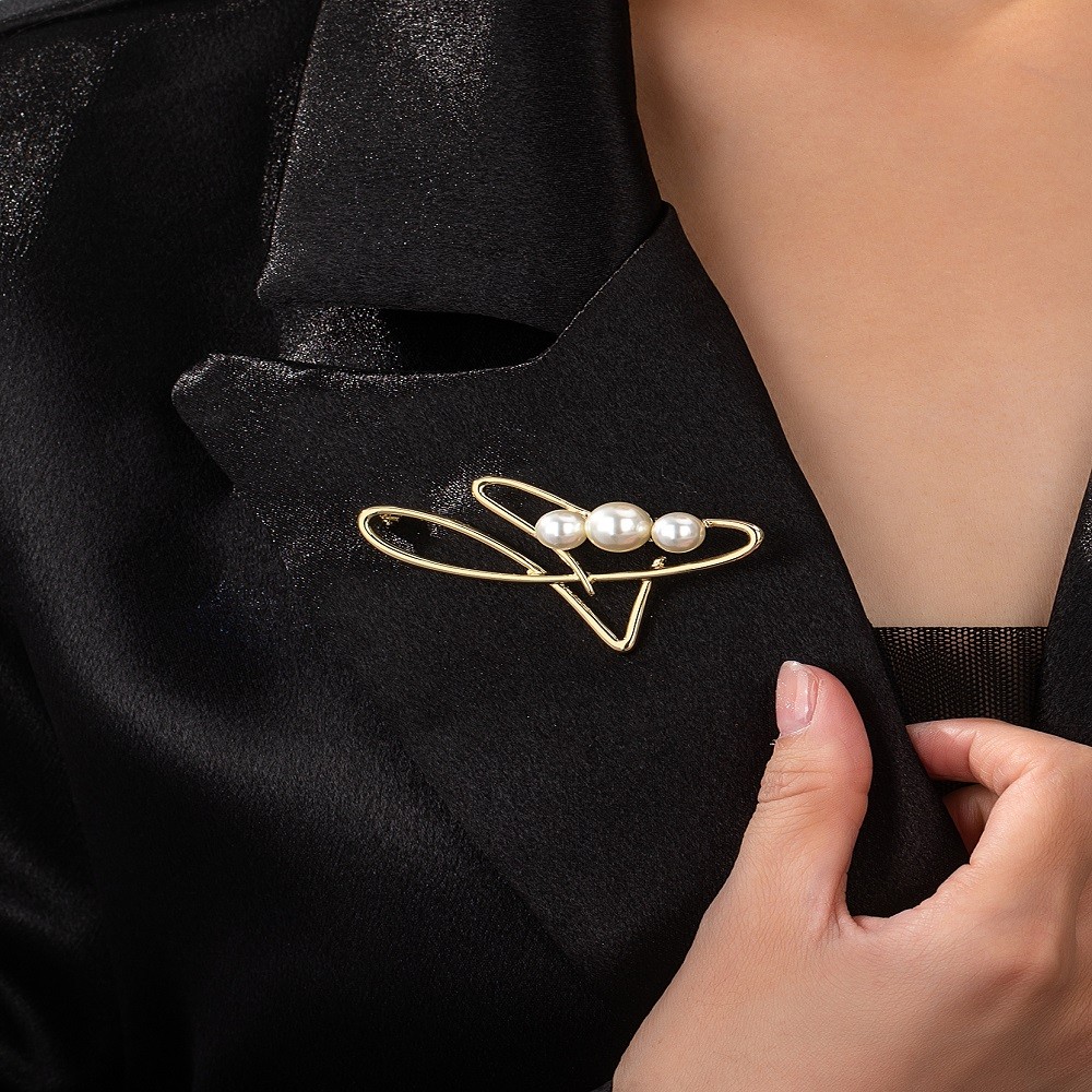 Modern Abstract Gold Wire Pearl Brooch Pin Elegant Geometric Lapel Pin Jewelry