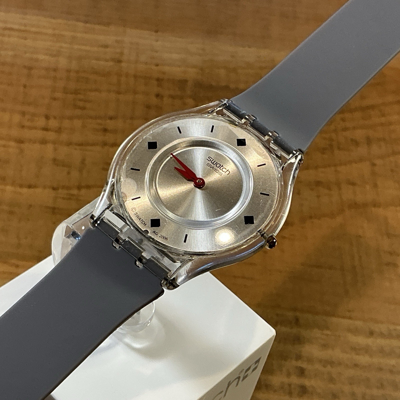 SKIN – ULTRA THIN – SILVER DIAL / RED HANDS – 34mm