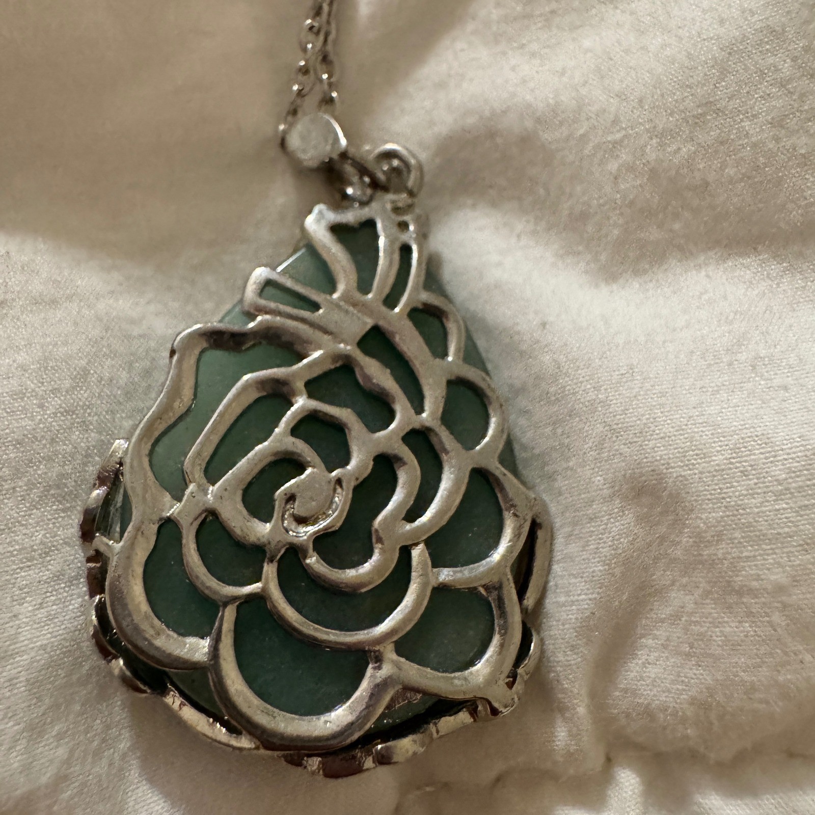 Vintage Style Green Aventurine Floral Rose Filigree Pendant Necklace Silver Tone