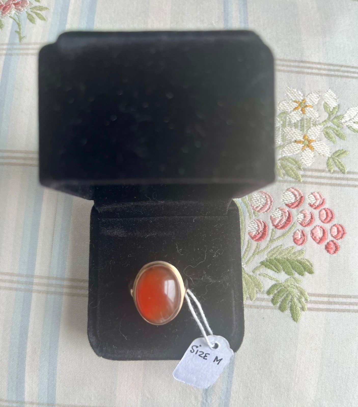 VINTAGE 9 CARAT GOLD RING WITH LARGE CORNELIAN STONE