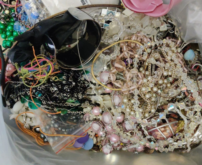 1 kg Mixed Vintage Costume Jewellery Necklaces Bangles Bracelets etc. HAND PICK
