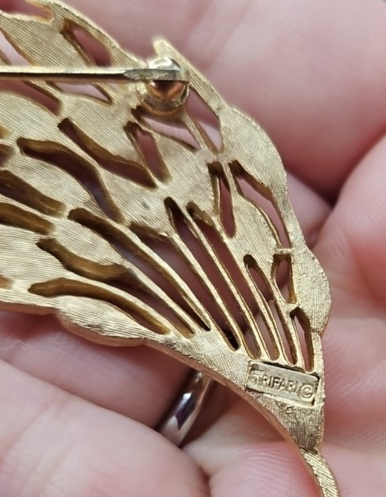 Vintage Crown Trifari Satin Brushed Gold Flower Floral Leaves Brooch Pin Signed