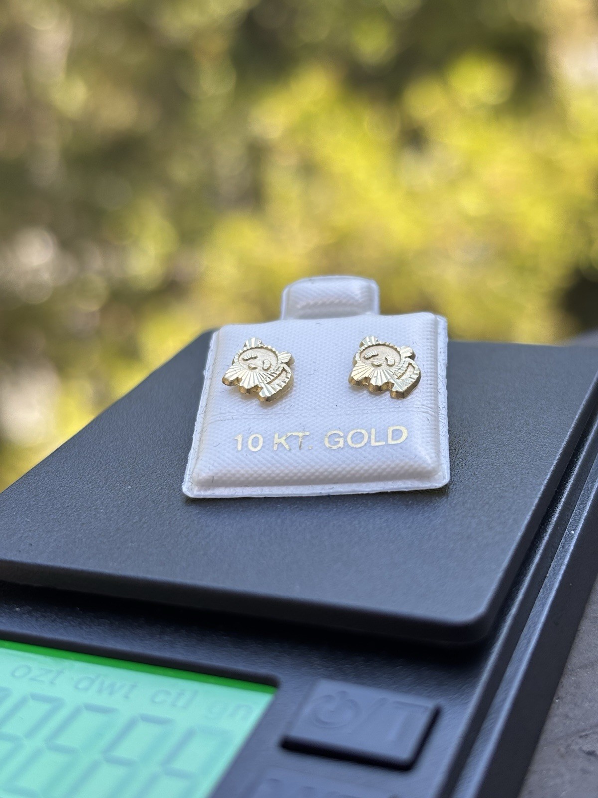 Earrings with 10 carat panda figure, beautiful stoneless earrings