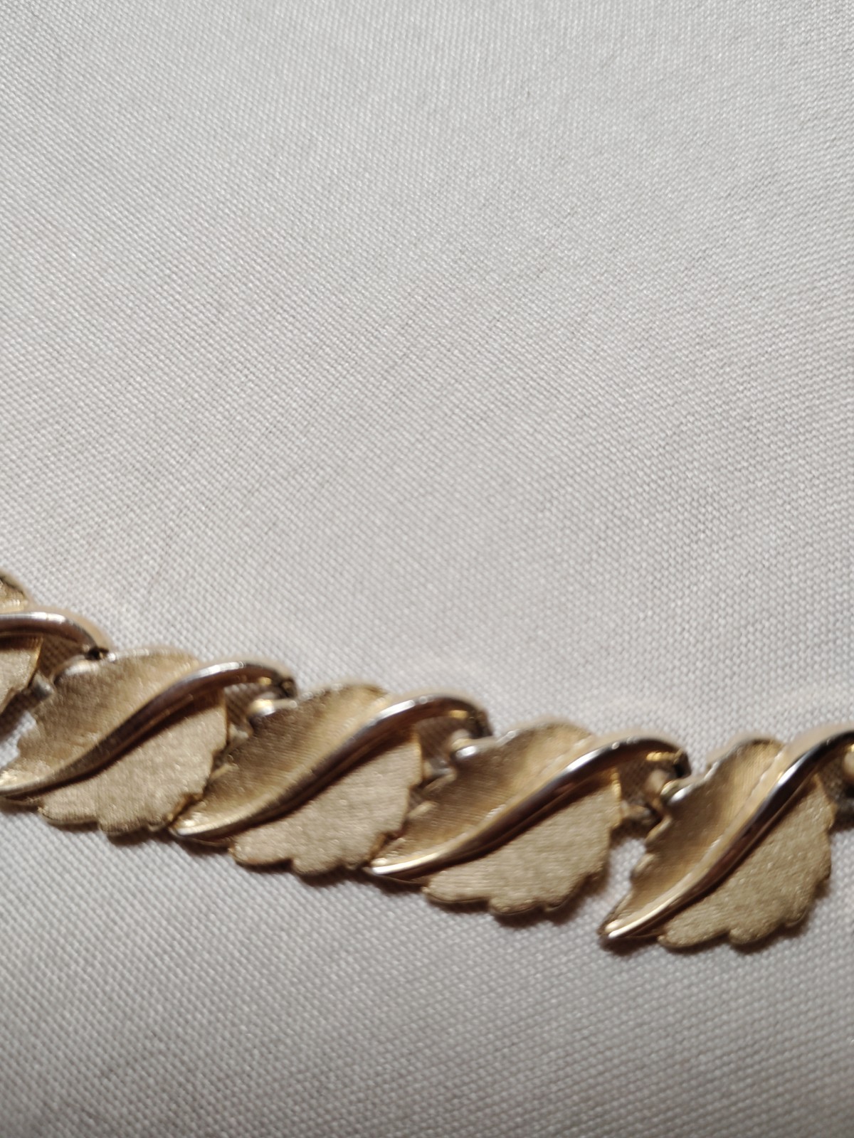 Vintage Signed Trifari Gold Tone Leaf Link Necklace Brushed Satin 16-18″