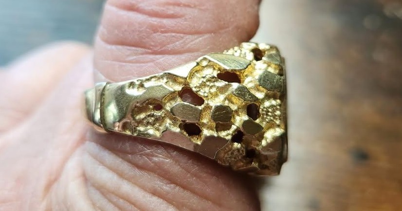 Vintage 1986 Men’s Solid 14K Gold Nugget Ring with Gold Statue of Liberty Coin