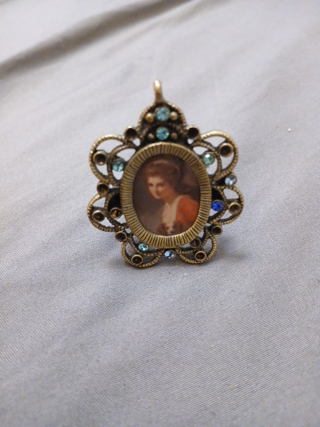 Vintage Self Standing Brooch Styled Picture Display, 1″ x 1/2″ Photo As-is Sale