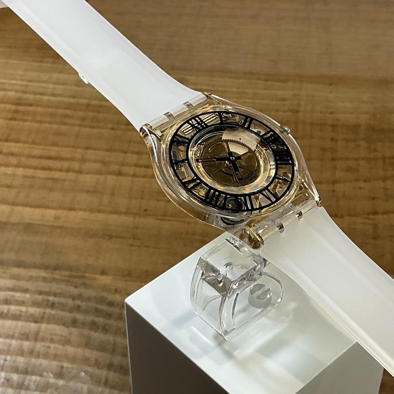Skin – Ultra Thin – Gold Gears / Roman Numerals – 34mm
