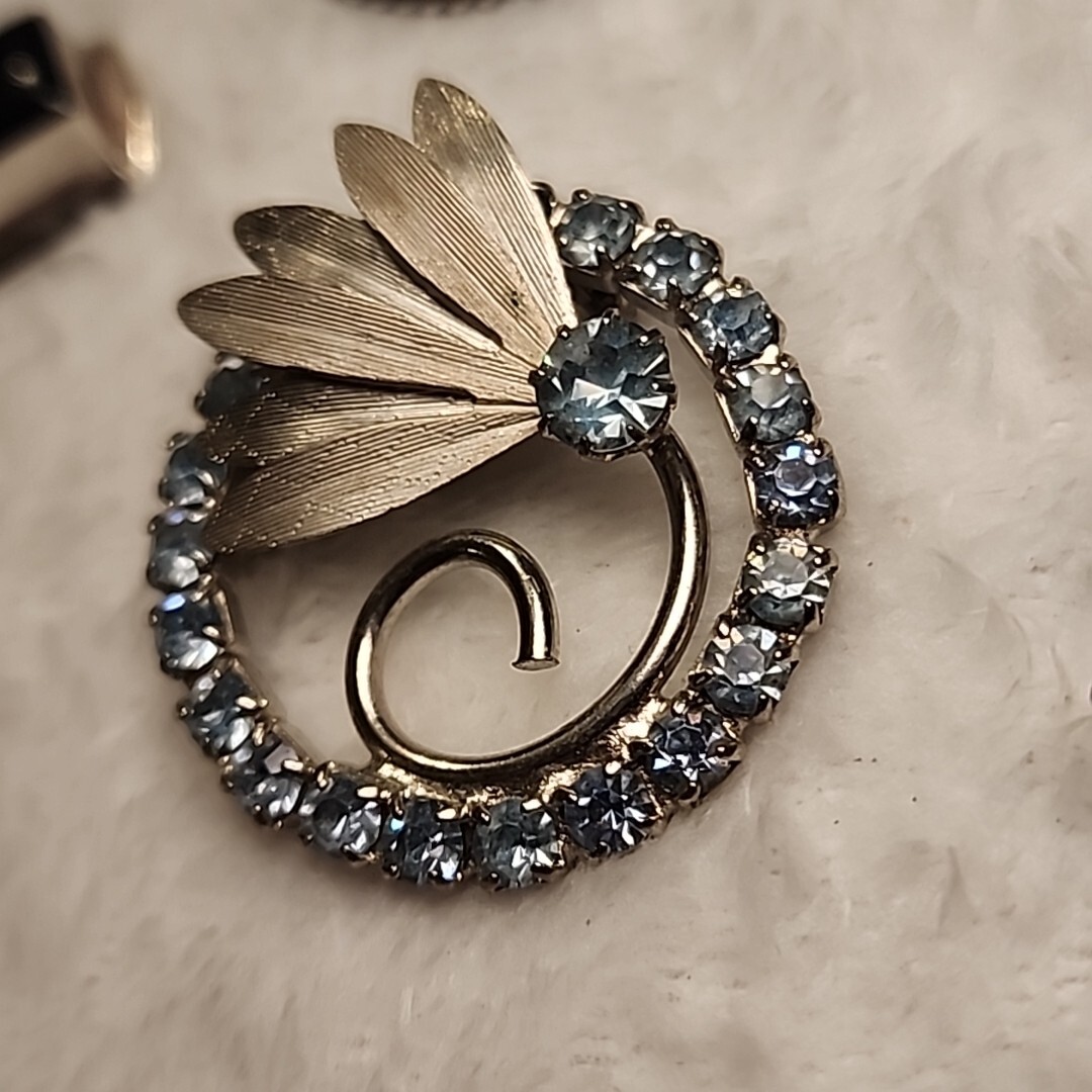 Vintage Lt Blue Prong Set Faceted Rhinestone Fan Brooch Estate Find Unsigned