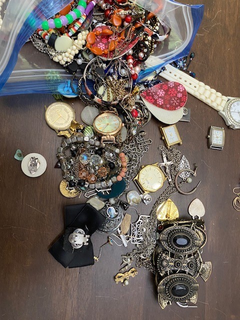 2.25 Pound Wearable Vintage To Modern Costume Jewelry Lot 100+ Pieces (G)