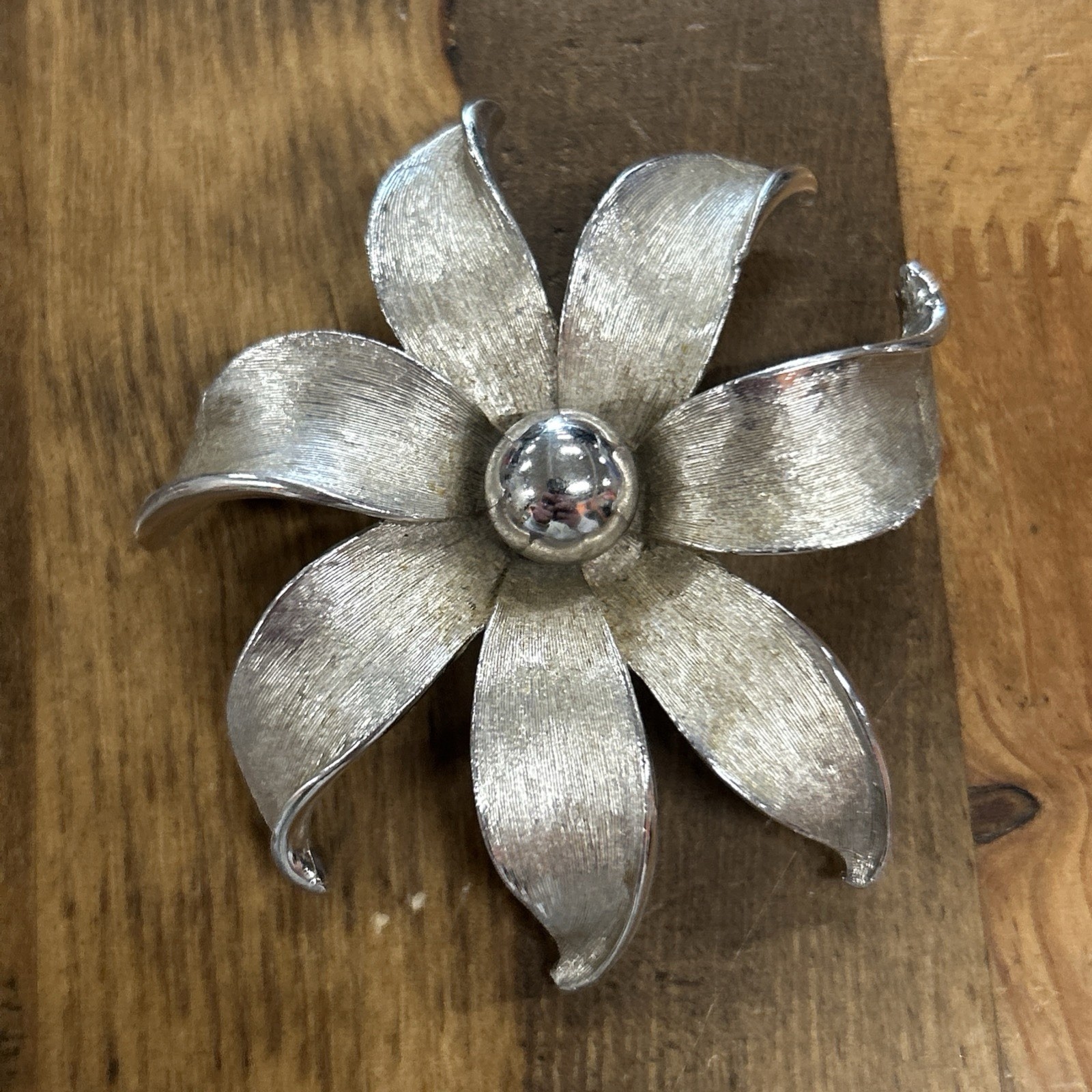 Satin Brushed Silver Tone Vintage 1960s Daisy Flower Brooch