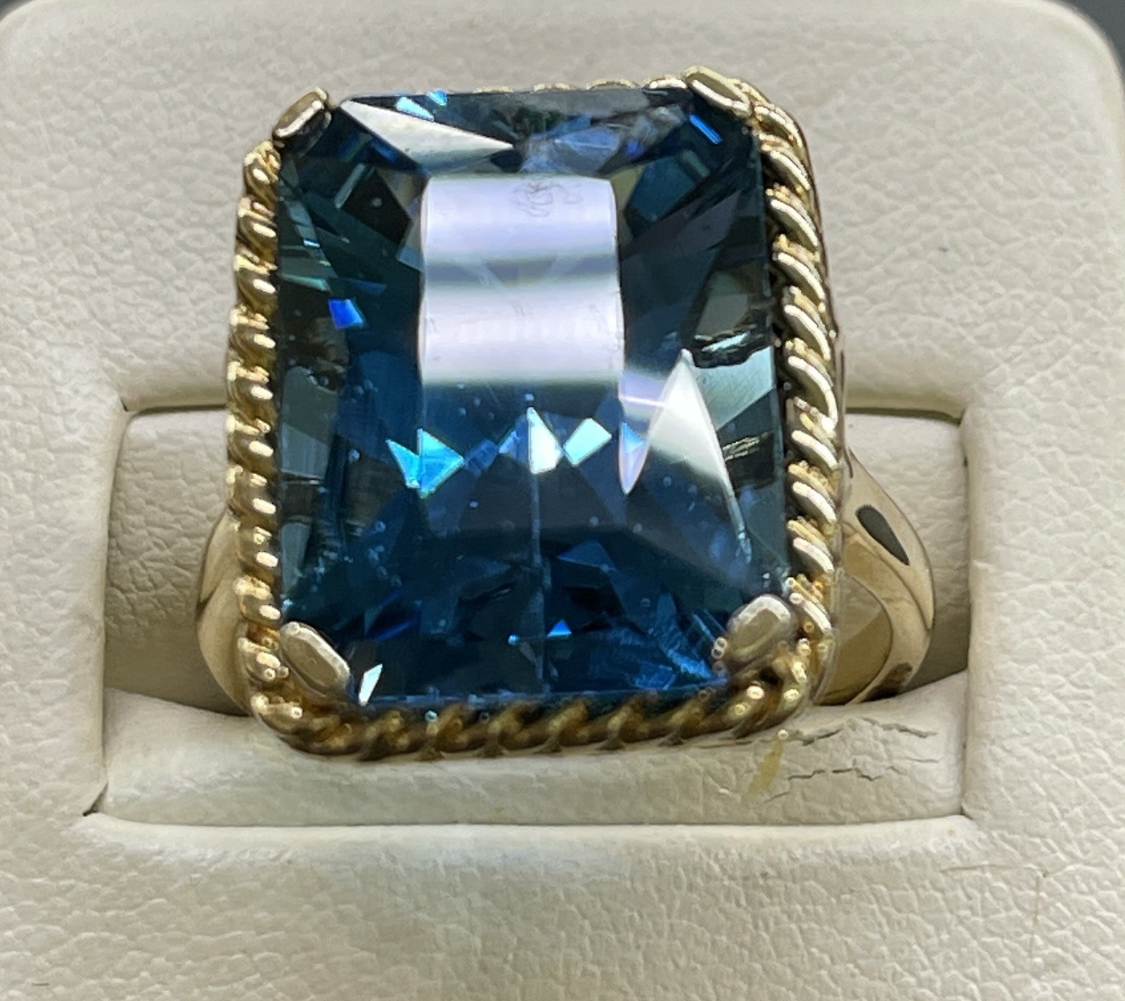 10K Yellow Gold Square Blue Stone Women’s Ring, sz 9.25