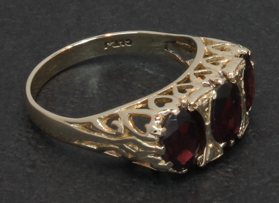 9 Carat Yellow Gold 3 Stone Oval Garnet Ring Size P (80.26.002)
