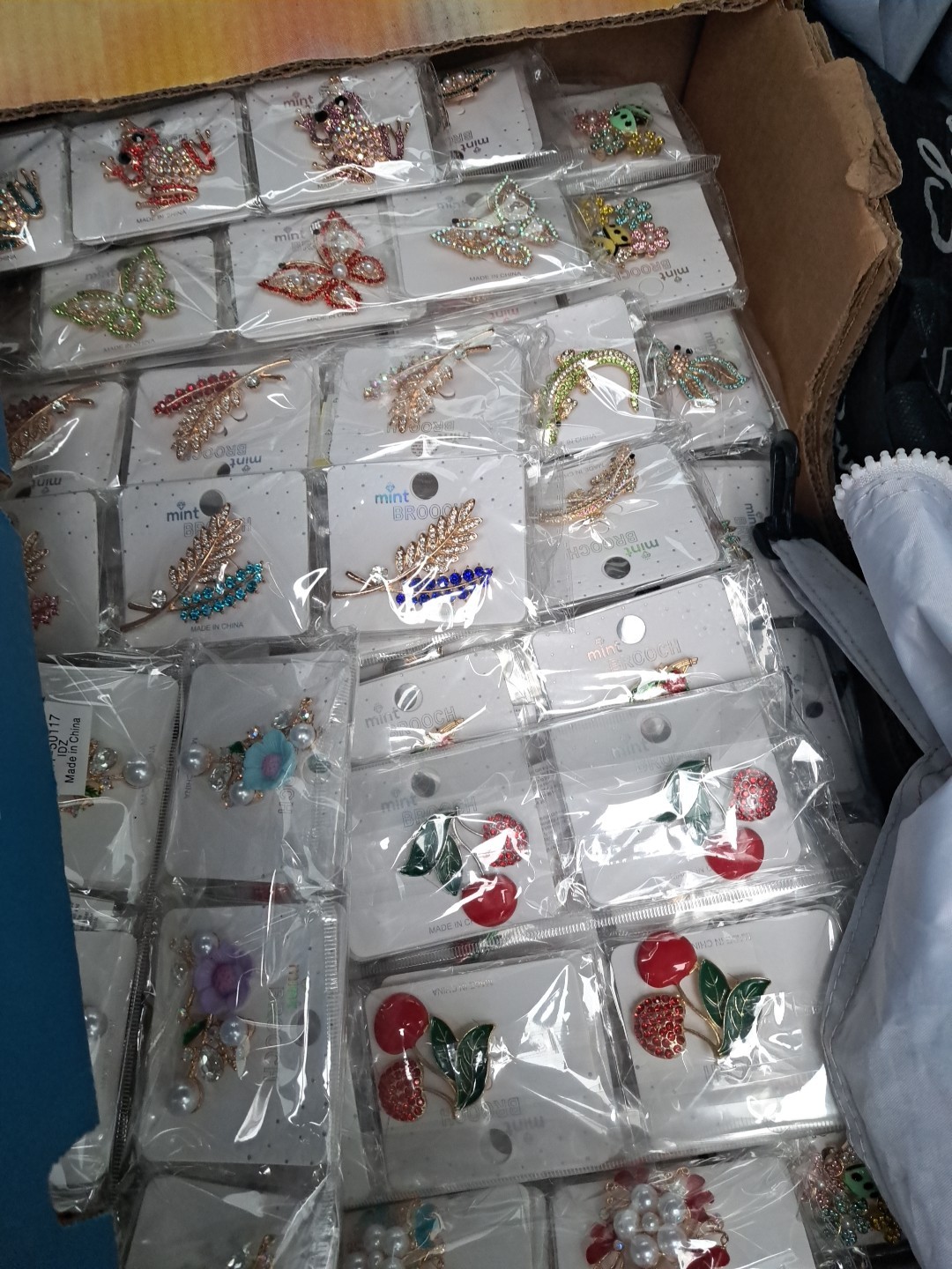 Bulk Wholesale 100 pcs Brooches Mixed Styles Metal-Free Shipping.