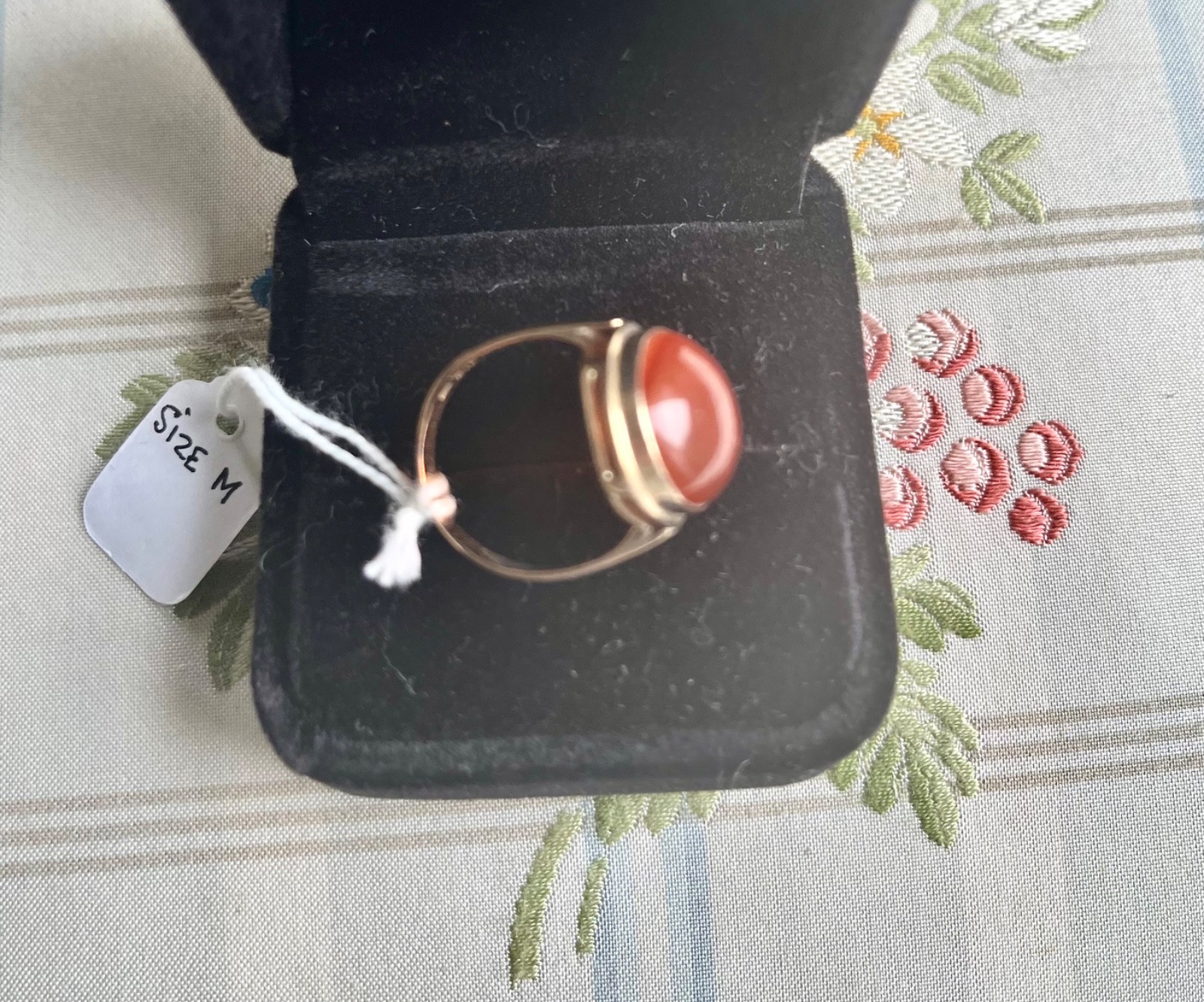 VINTAGE 9 CARAT GOLD RING WITH LARGE CORNELIAN STONE