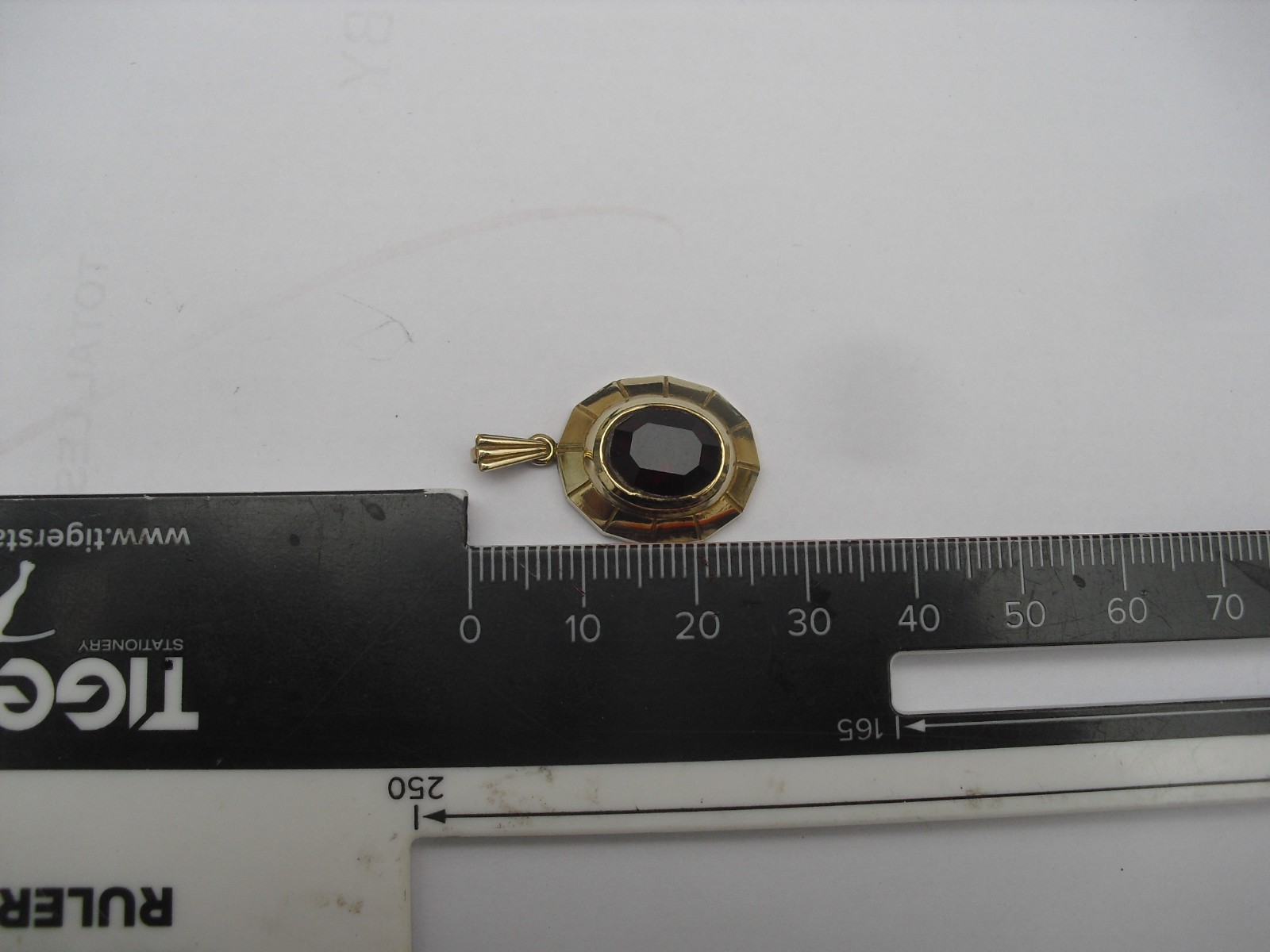 9 carat gold London 1984 hallmark pendant with red stone centre glam 2.31g