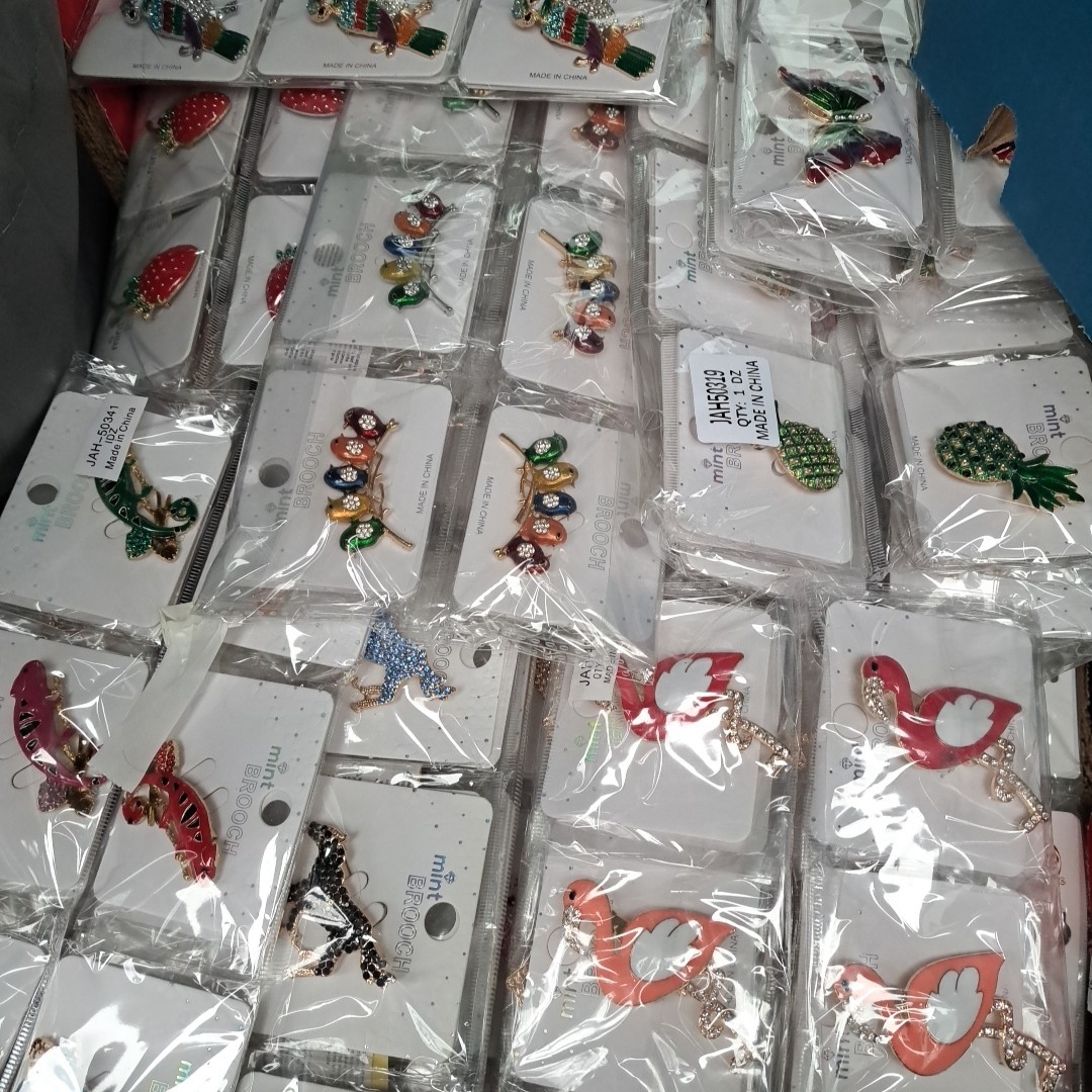 Bulk Wholesale 100 pcs Brooches Mixed Styles Metal-Free Shipping.