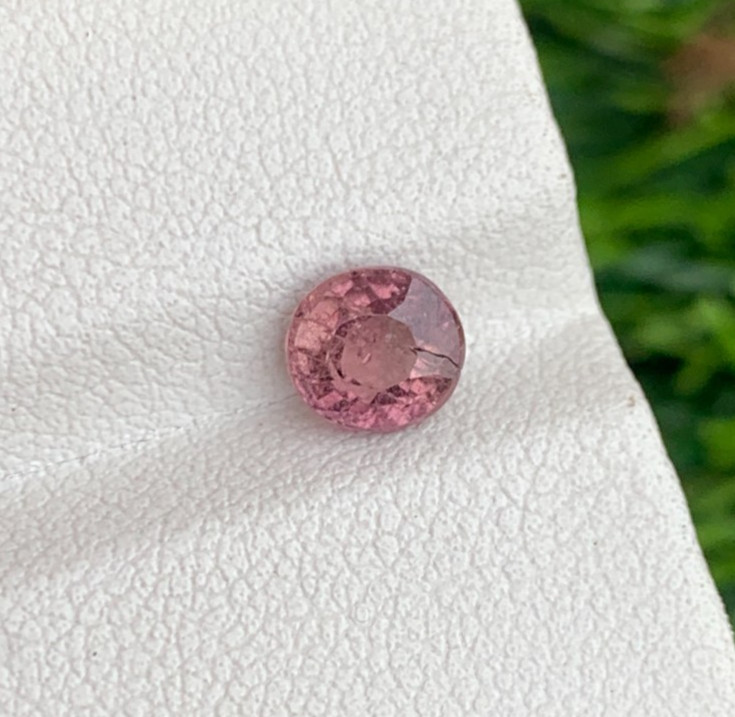 1.28 Carats Natural Peach Pink Sapphire Gemstone with Round Shape from Sri Lanka