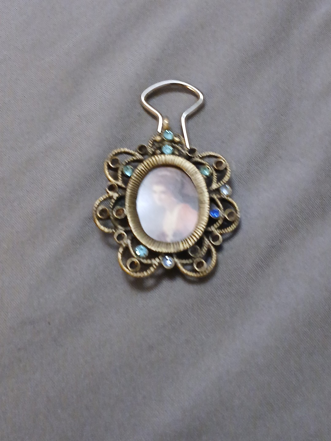 Vintage Self Standing Brooch Styled Picture Display, 1″ x 1/2″ Photo As-is Sale