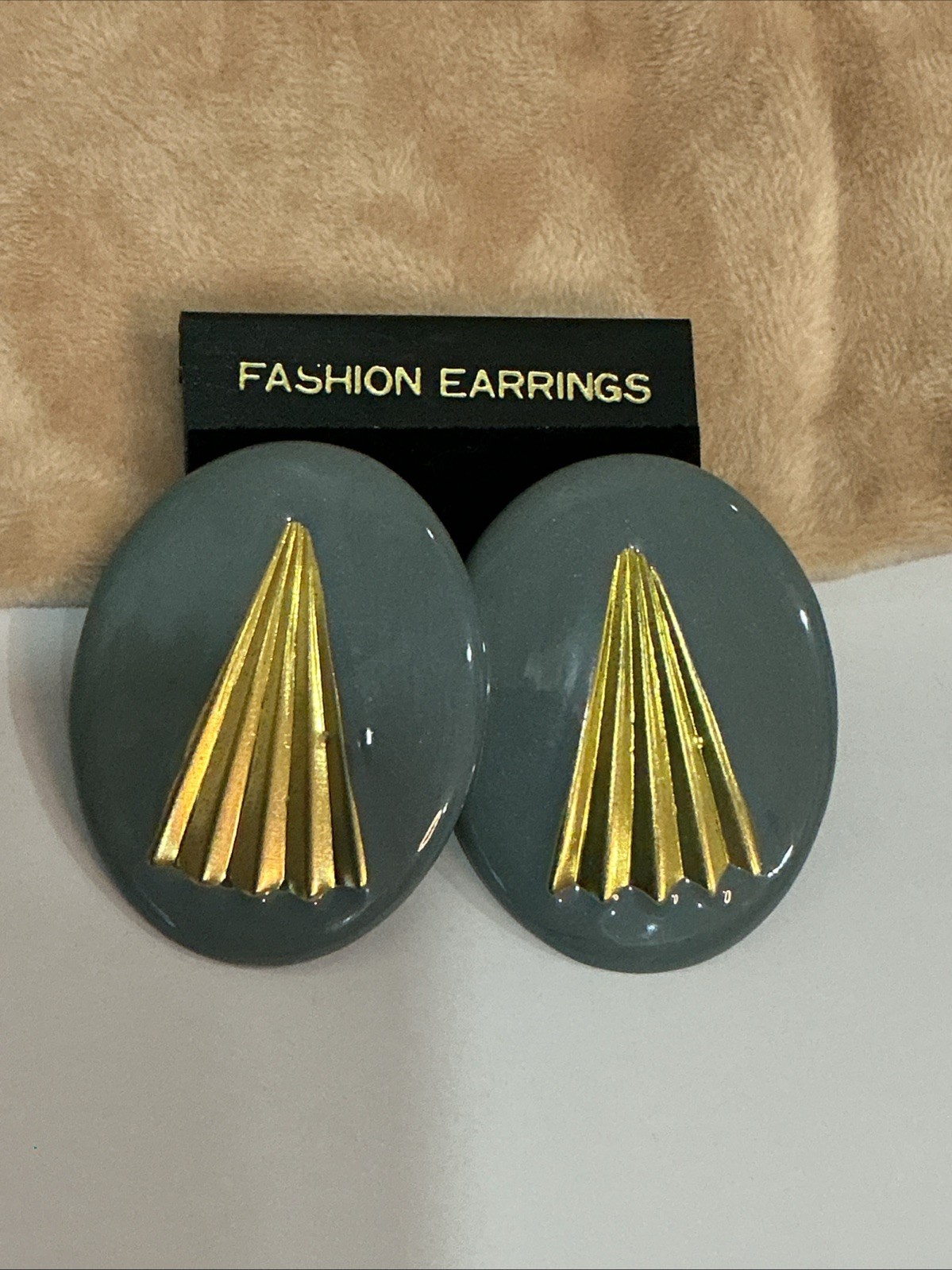 earrings feature a grey geometric design with a gold-tone fan detail