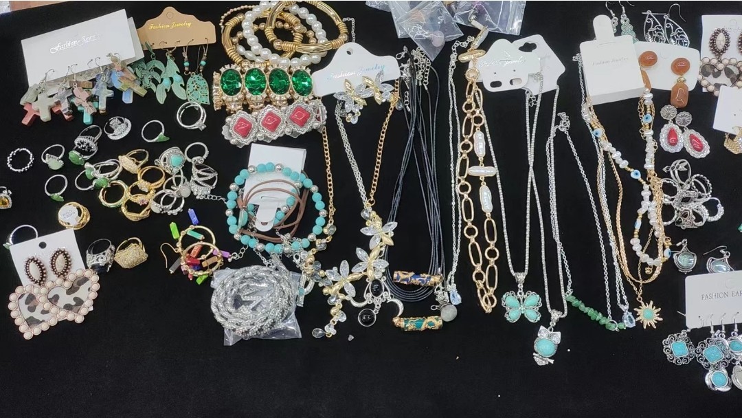 1 Lb Mixed Bulk Lot Jewelry w Earrings Rings Necklaces Bracelets & Free Shipping