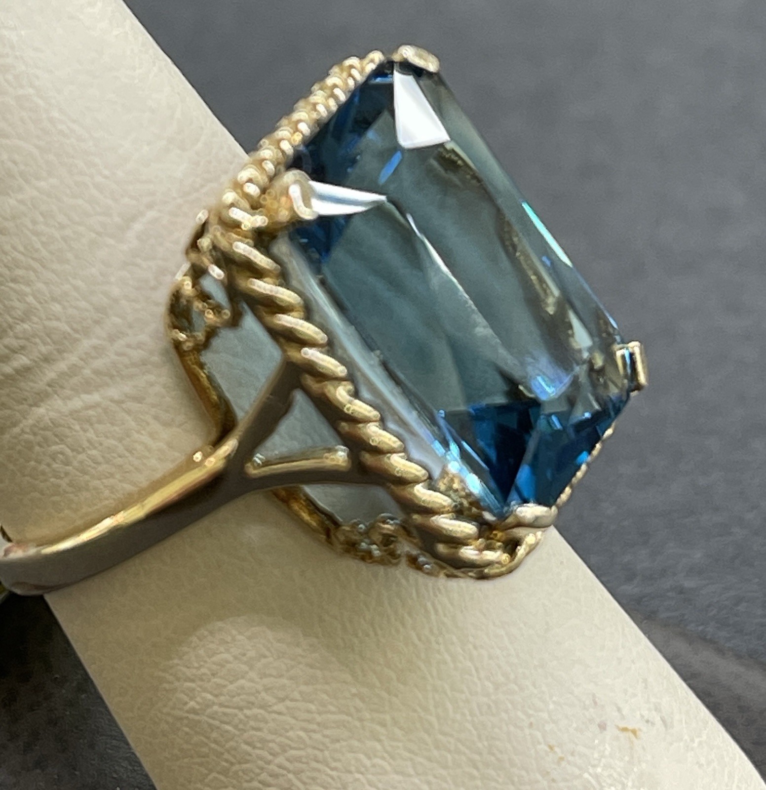 10K Yellow Gold Square Blue Stone Women’s Ring, sz 9.25