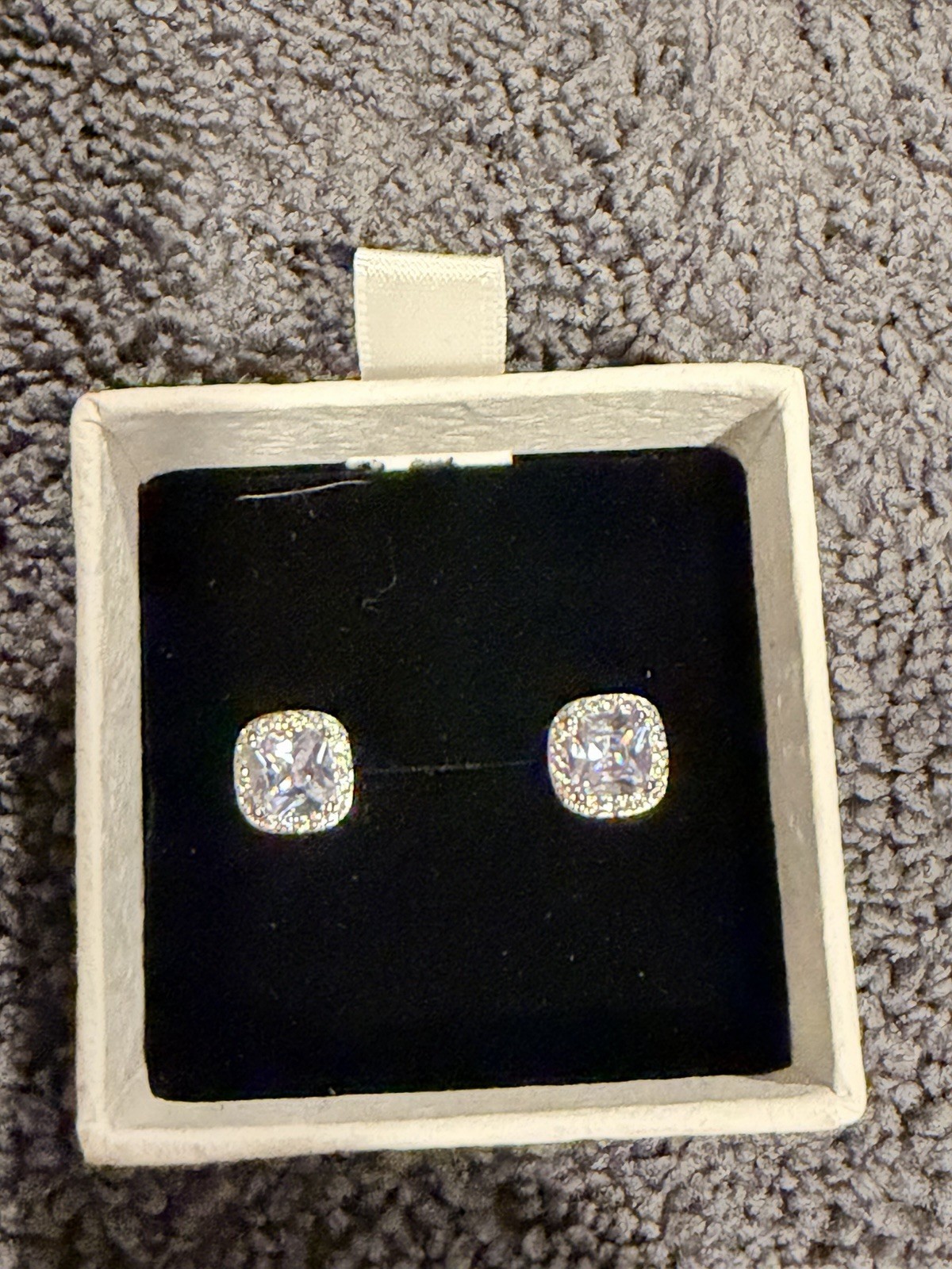 1 ct diamond earrings. Paid $800! Comes with diamond certificate