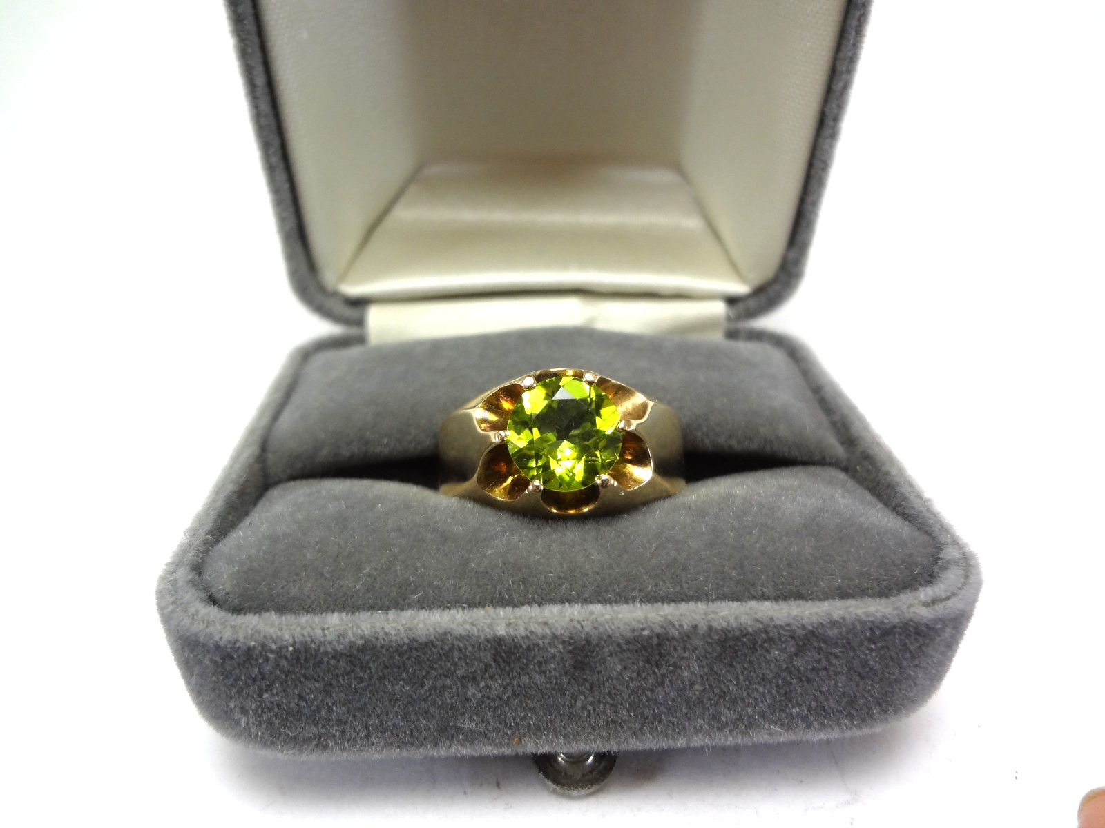 10K SOLID GOLD- PERIDOT IN A BELCHER STYLE RING – 7.30 GRAMS – SIZE 11.5 – F91