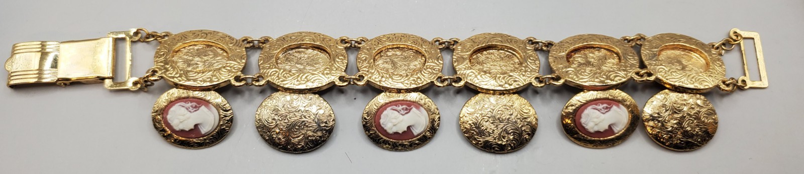 1928 Co. Left Facing Cameo Locket Panel Link Bracelet 7.5″ – Very Good Condition